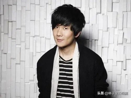 但是和陈立冷的热恋并没有持续很久,林俊杰被人拍到非工作时间,和自己