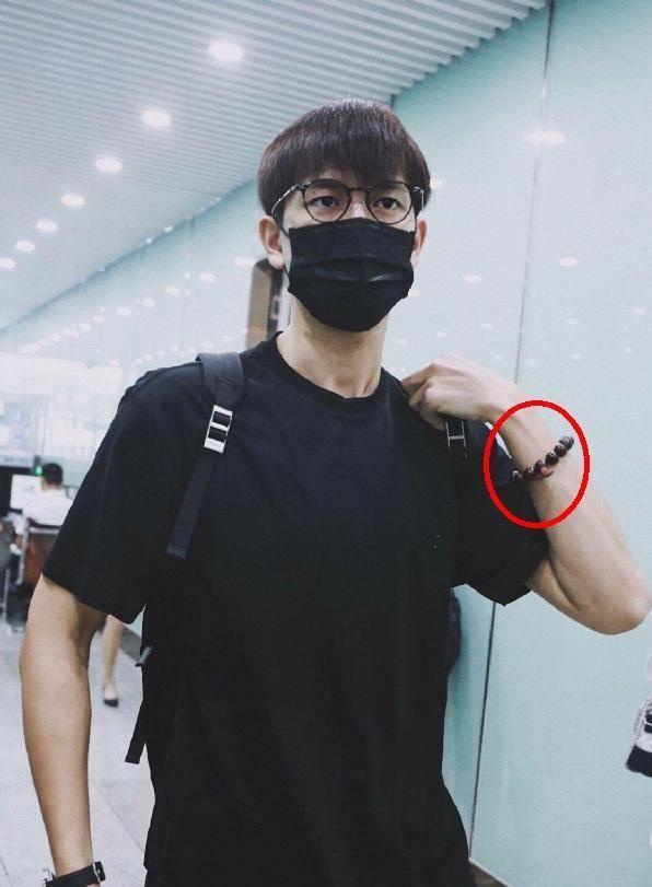 看到李现手上的佛珠,涵养低调绝非一天养成_带着_表演_时间