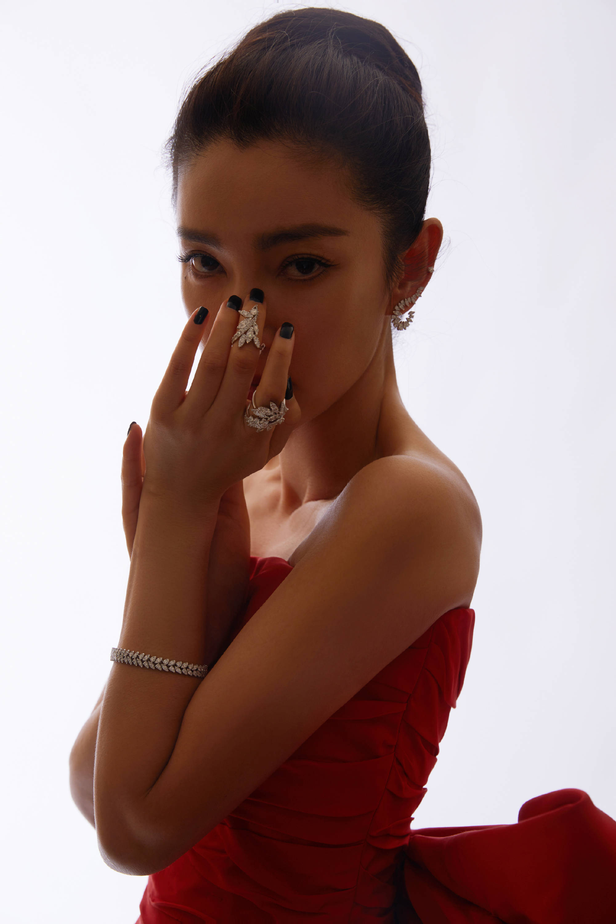 李冰冰穿曳地红裙高级大气红黑剪影犹如女神雕像