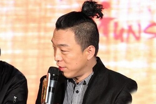 男生长发扎非主流小辫子发型 炫出独特无比的帅酷潮流梳扎发