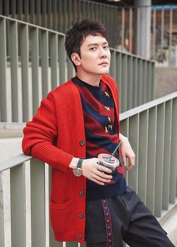 原创原创42岁冯绍峰近照显疲倦被拍到在片场擦眼泪独自坐在角落抽烟