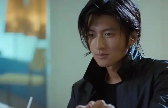 那些常年留长发的男星不剪短发的原因只有一个怕你心动