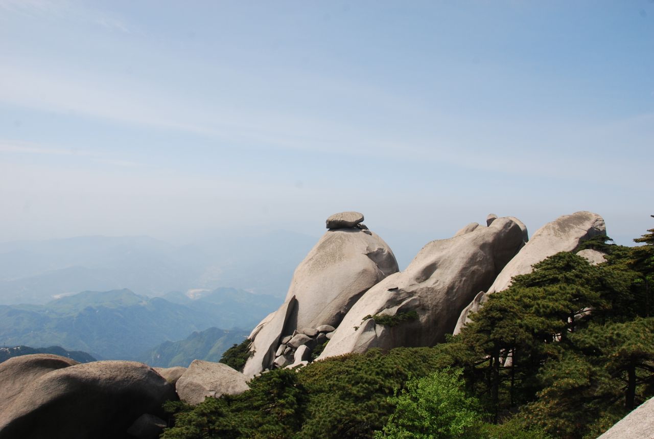 天柱山的飞来峰是景区内的第三高峰,也是坐索道上山后所见的第一座