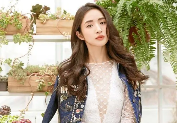 林依晨剪短发素颜自拍,小腹平平没"孕味",发际线上移暴露年龄_生活