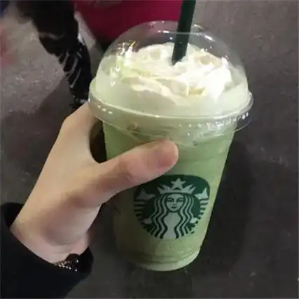 手拿星巴克图片真实又好看 趁热打铁多喝拿铁-腾牛个性网