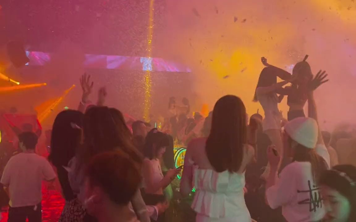 【酒吧气氛组小姐姐蹦迪】是你未来的女朋友嘛?