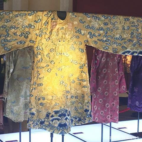 实拍越南末代王朝衣冠:高贵华丽的皇帝龙袍,每一件都像明朝汉服