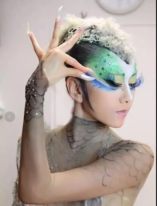 原创杨丽萍巨资打造30年指甲终身绝育只为艺术网友入魔了