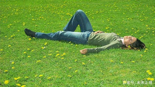 惬意躺在草地上晒太阳
