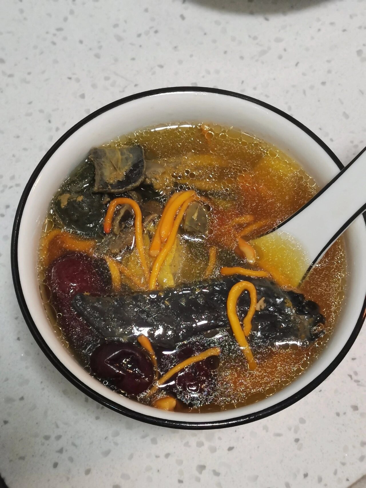 电饭煲煲汤5|干了这碗滋补虫草花乌鸡汤 上班族打工打累了,需要煲一锅