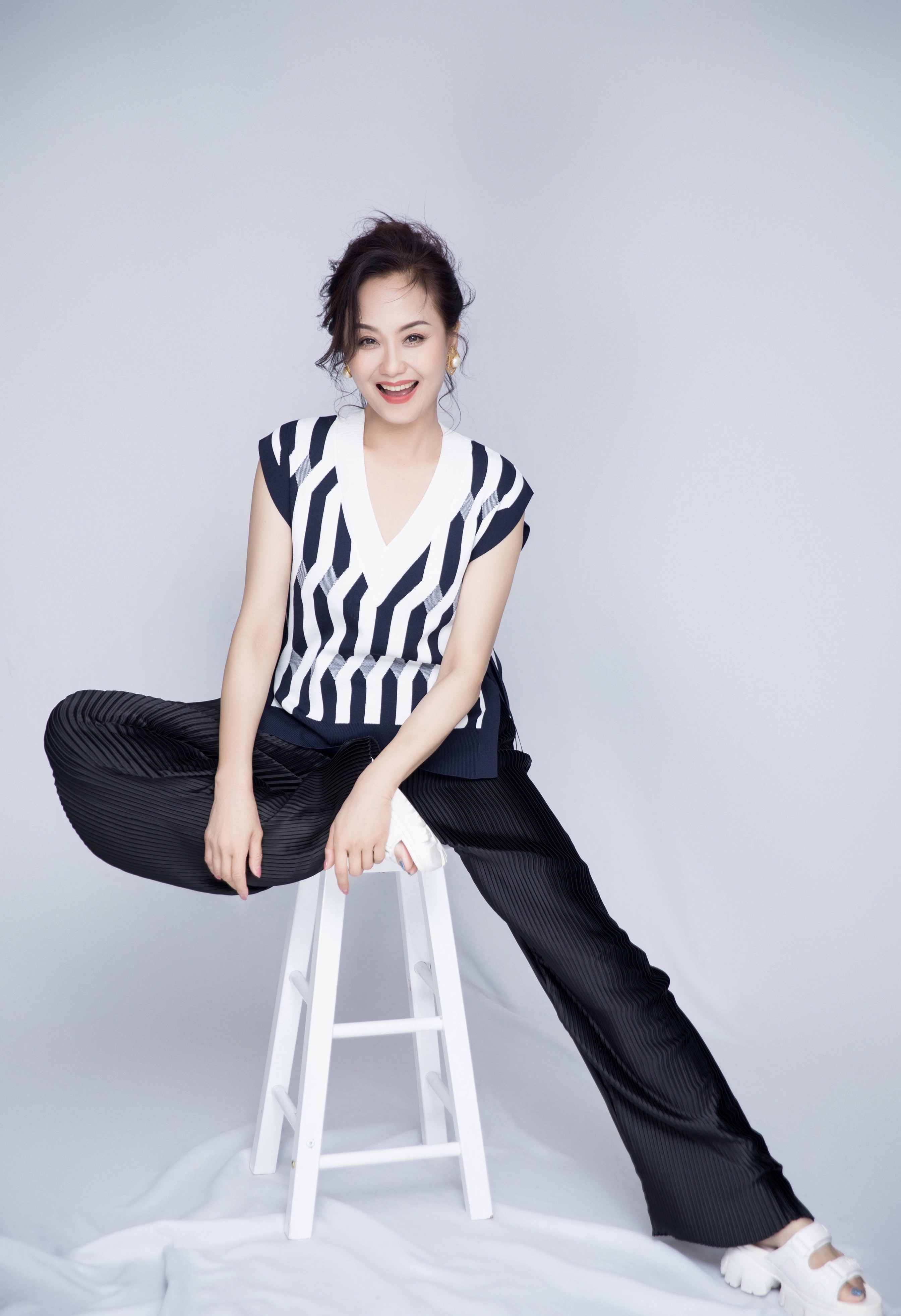 李颖:富婆专业户,56岁不老女神