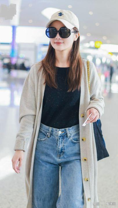 今天,蔡卓妍现身杭州机场,一身简洁的穿搭让她在人群中脱颖而出.