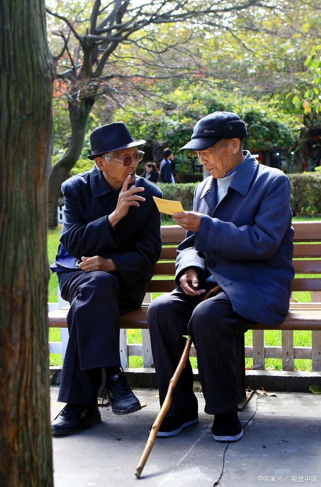 老年人退休后都会怎样安排他们的生活呢?关爱老人送健康