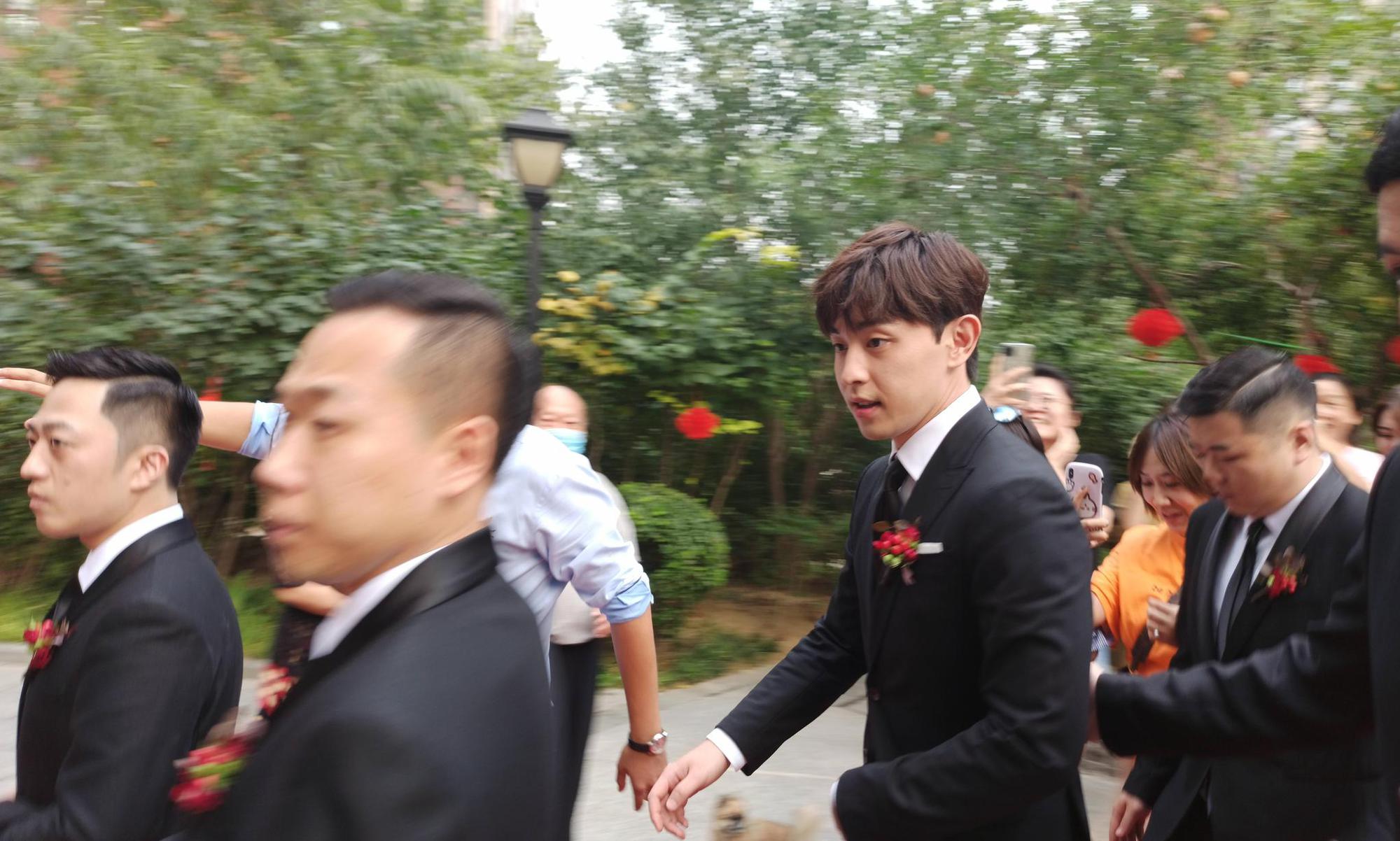 组图:副业营业!邓伦回石家庄再当伴郎 西装飒爽帅气走路带风
