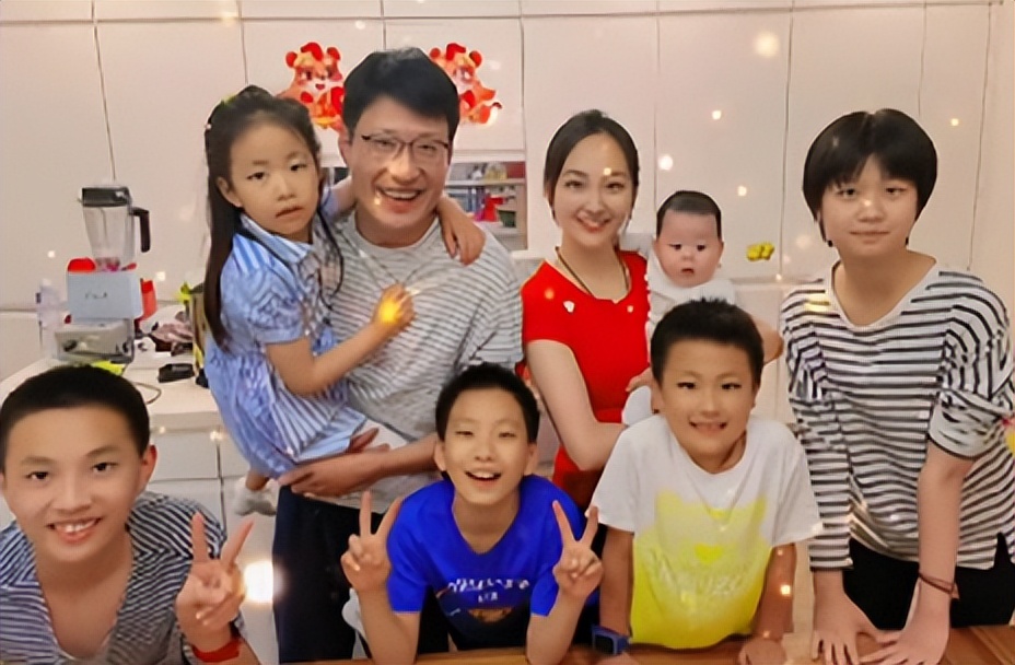 原创于震47岁生日晒家庭合影两夫妻4儿2女孩子这么多压力不大吗