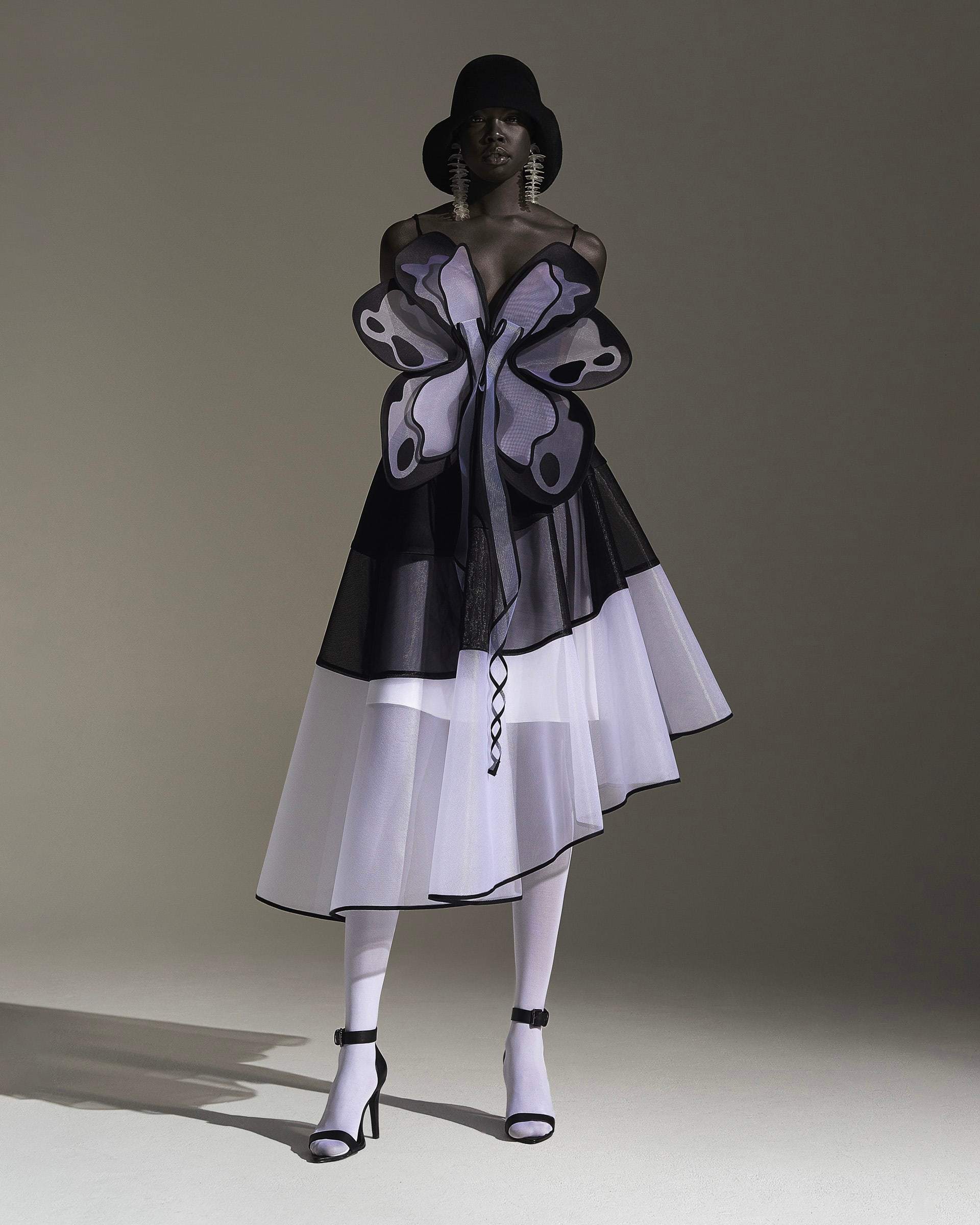 在伦敦发展的中国香港设计师robert wun(云惟俊)个人设计师品牌robe