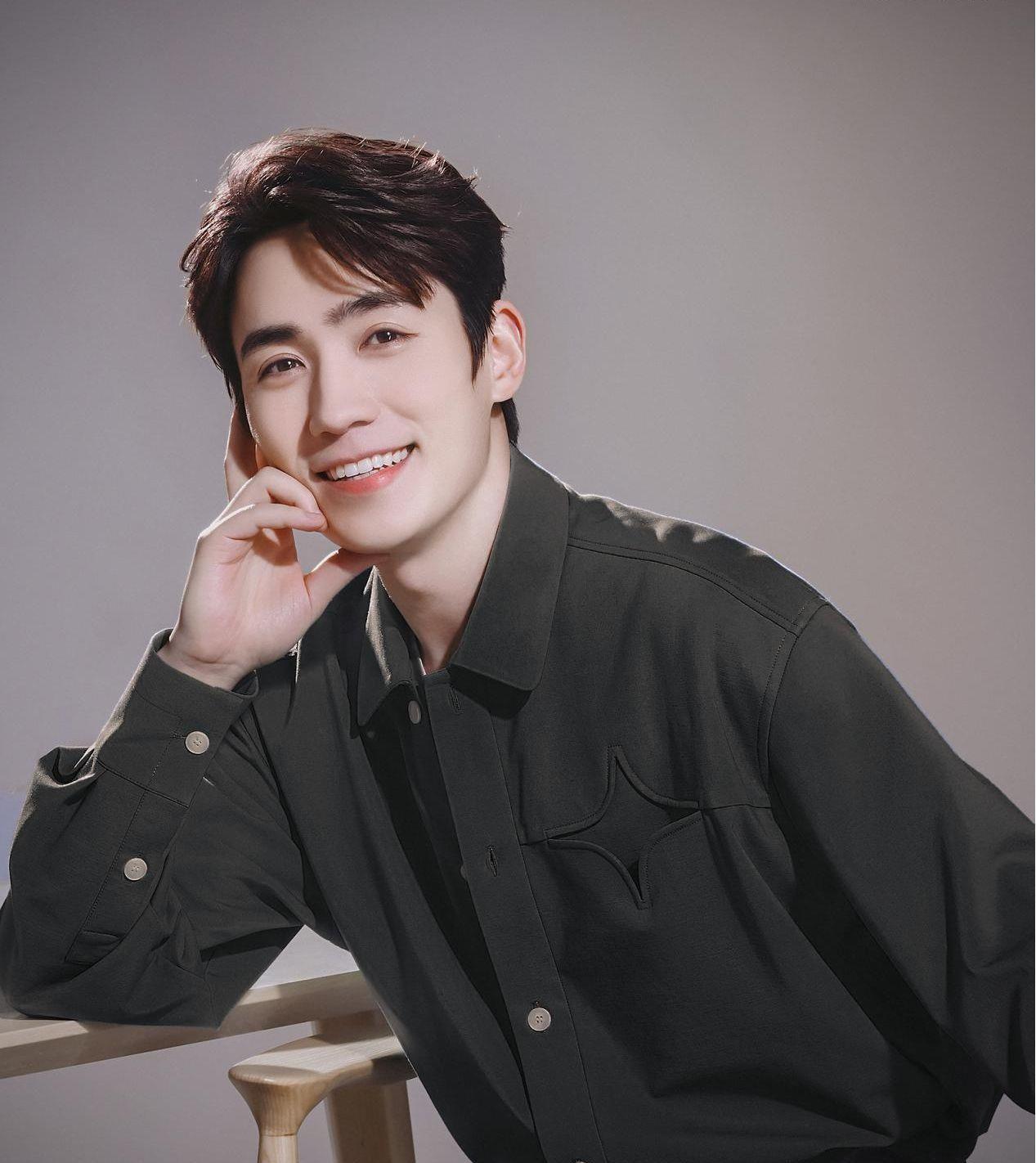 朱一龙室内抽烟动作娴熟,被赞帅气奶萌,风评与王源吸烟截然相反_网友