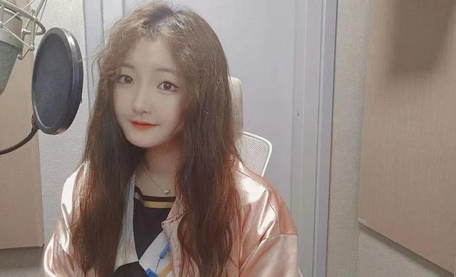 小桃红曾是一名蓝领女孩,十八九岁的年纪,为了养活自己和上学的妹妹