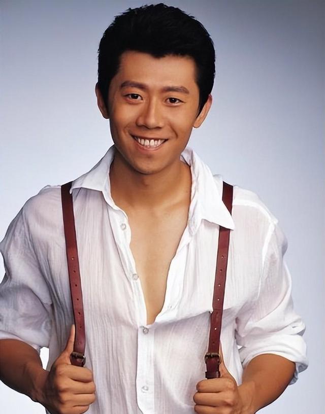 夏雨作为最年轻的影帝,不仅名声大噪,而且名利双收.