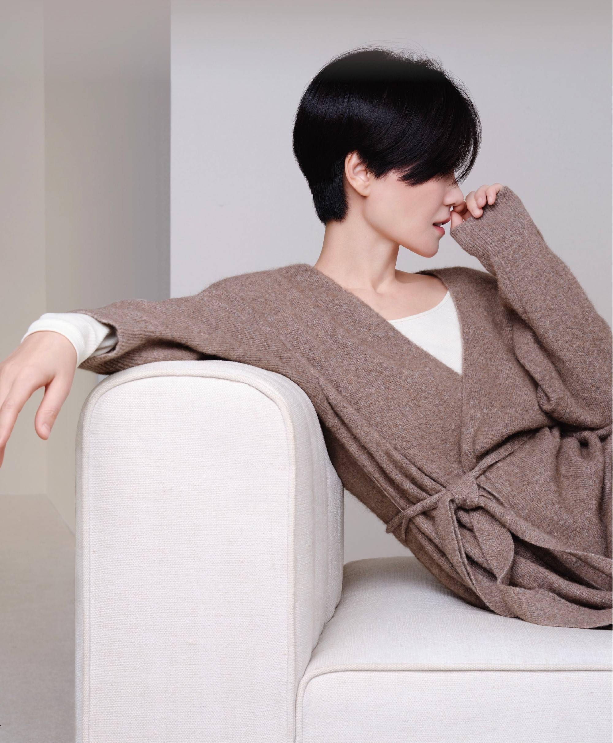 赭石色的针织面料让依旧一头短发的王菲看起来更显柔和之美,白色上衣