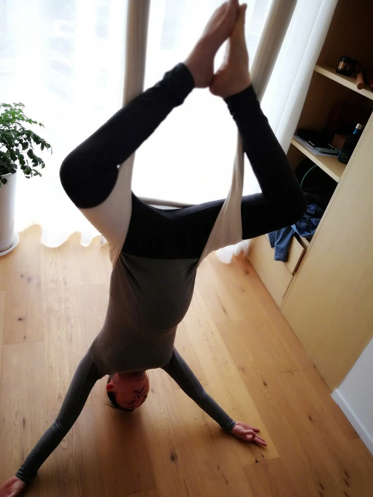 43岁蒋勤勤怀二胎做瑜伽,挺巨肚劈叉倒立