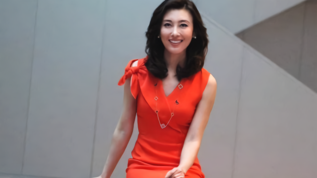 曾是央视女主持, 因穿制服太丰满被警告, 网友: 遭人嫉妒