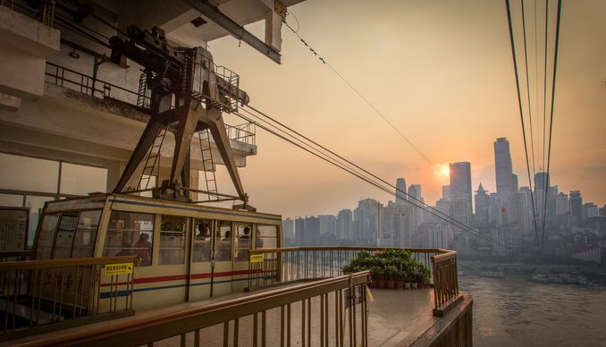 虚幻而现实这里的重庆味—《周渔的火车》2003年就像森林,总令人向往.