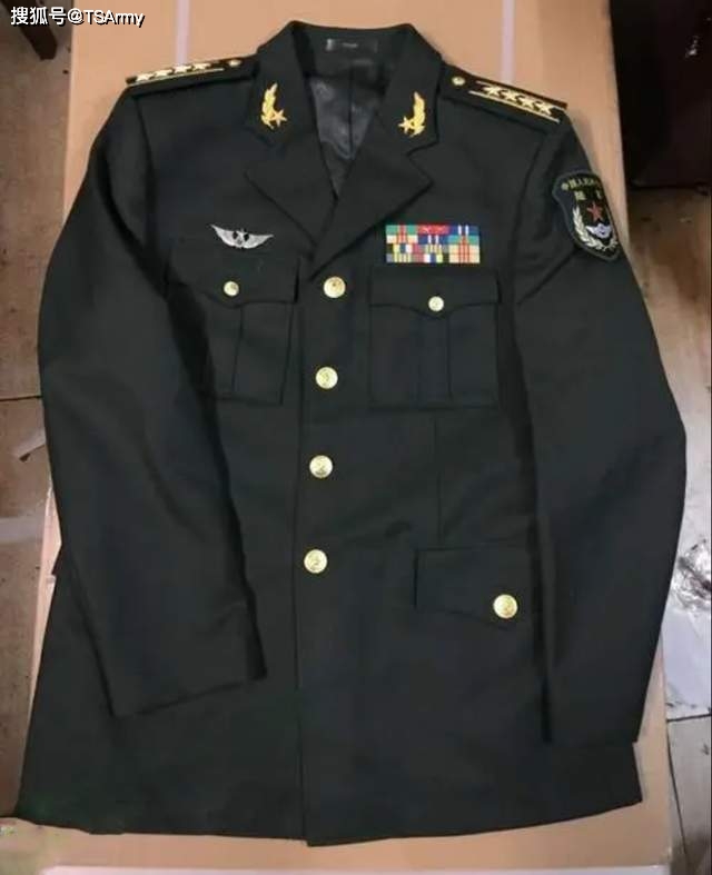 进入2007年,全军开始换装07式系列军服,该系列当中包含男女夏常服,冬