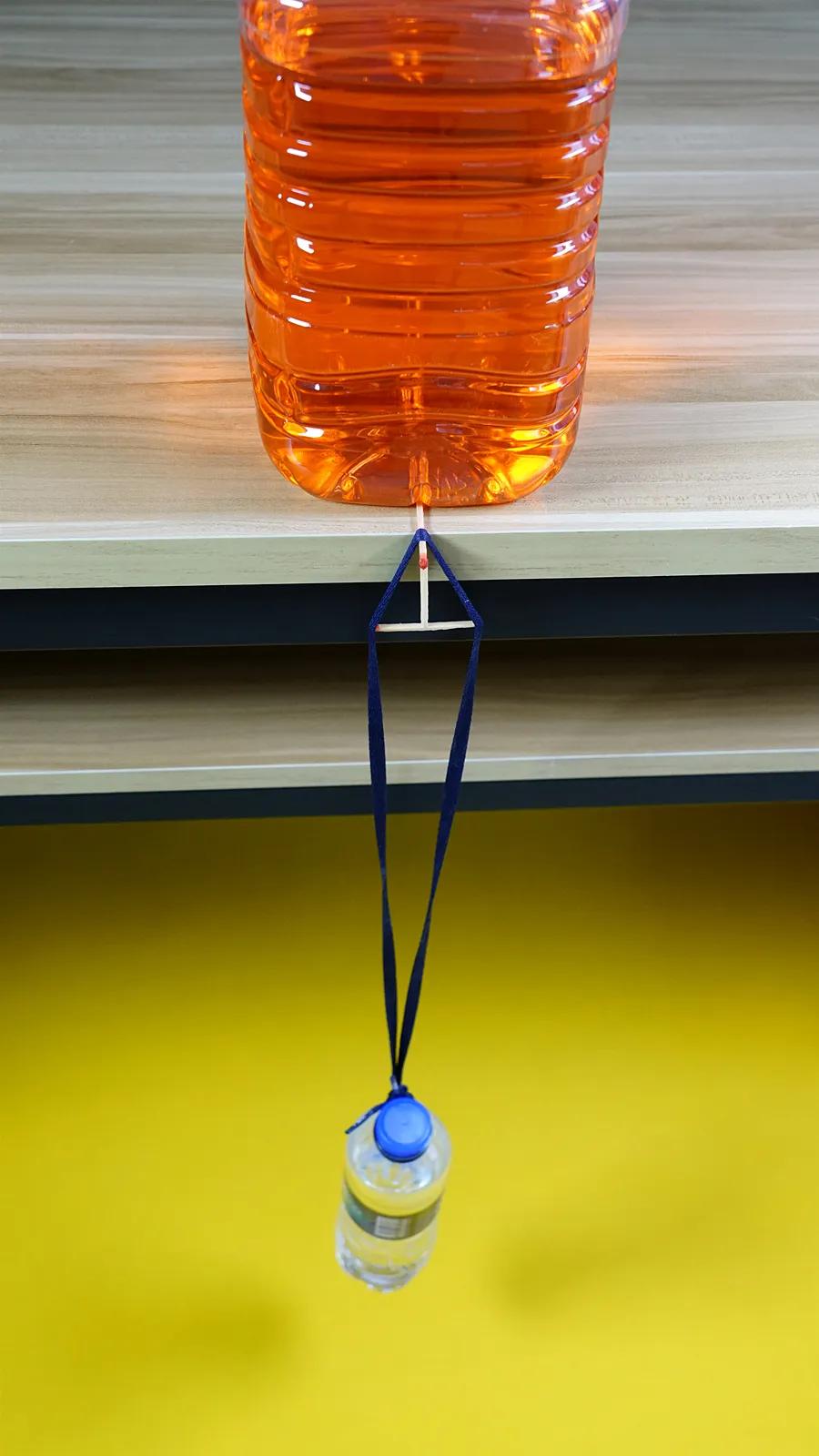 原创魔力科学小实验就是这个简单的装置成功吊起了三瓶矿泉水