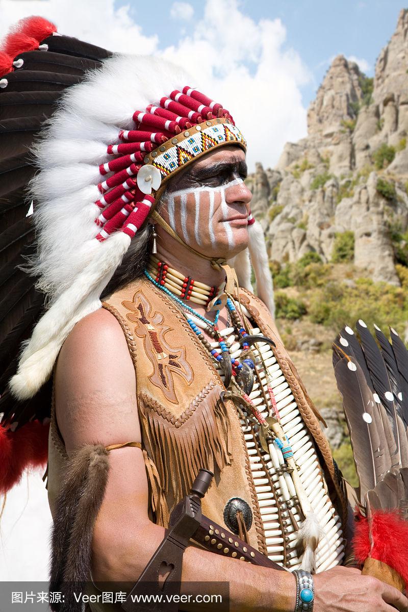 穿着礼服的北美印第安人.