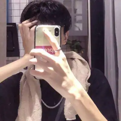手机挡脸的帅气男生头像图片