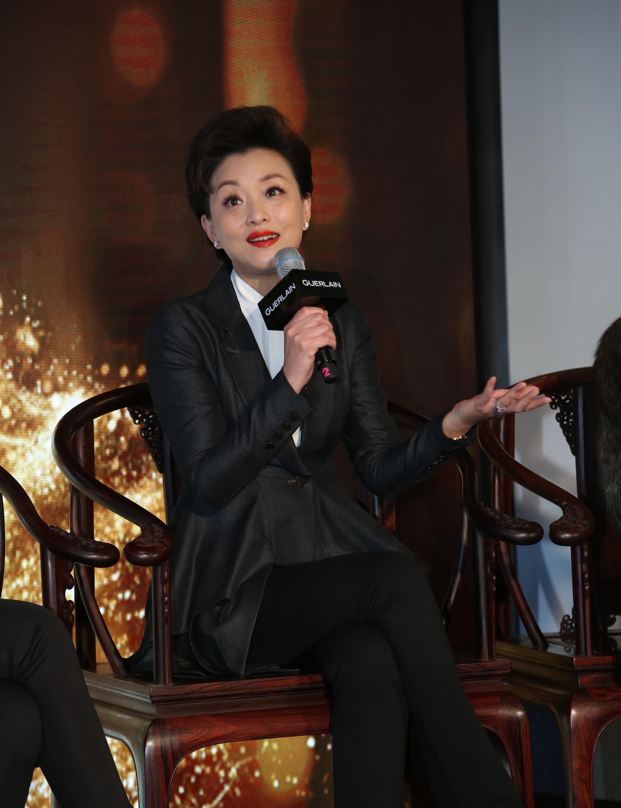 然后开创了自己的访谈节目《杨澜访谈录》全球闻名