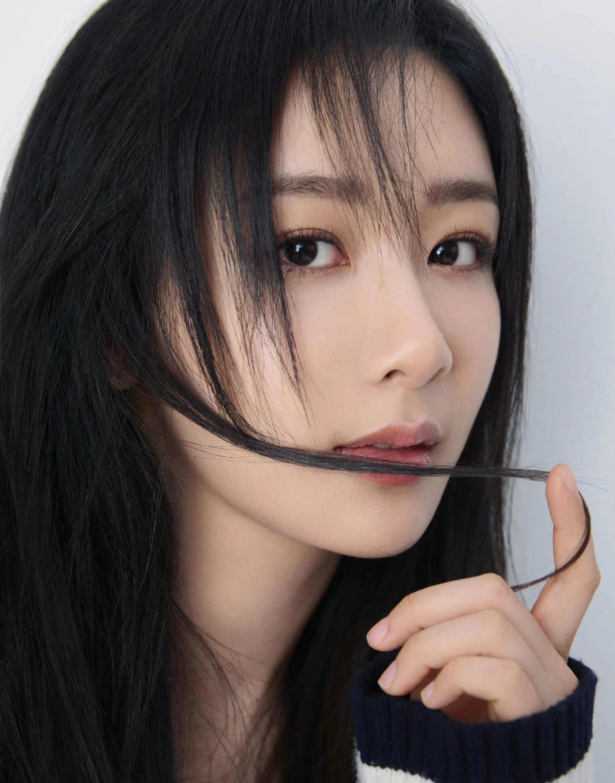 杨紫30岁生日照片曝光,身穿条纹针织衫,齐腰长发太美了_发型_气质