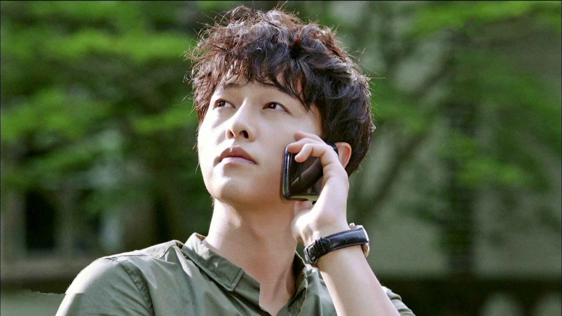 宋仲基《善良的男人》卷发墨镜帅气剧照桌面壁纸下载高清大图预览1920