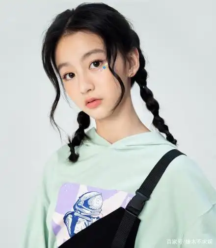 童星纪姿含长大了,14岁身高接近170cm,颜值和小时候变化大
