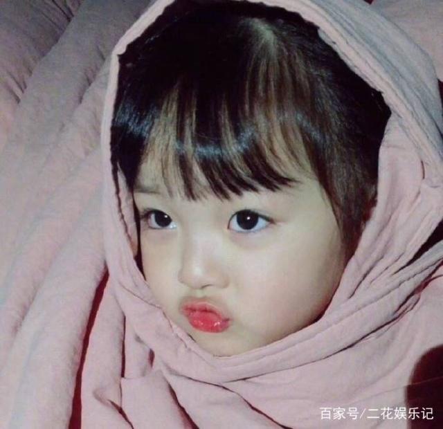 搞怪表情包小女孩权律二长大了,逆天颜值,网友:"该出道了"