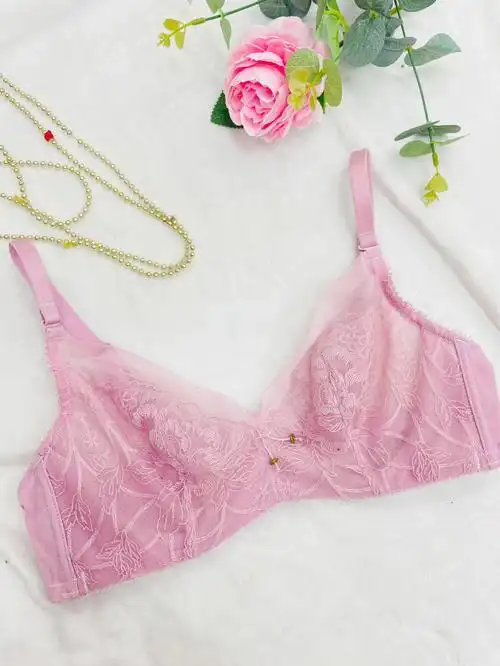 两层纱,但是蕾丝贴肤柔软不但有颜值还很舒适~6015花朵刺绣是牡丹