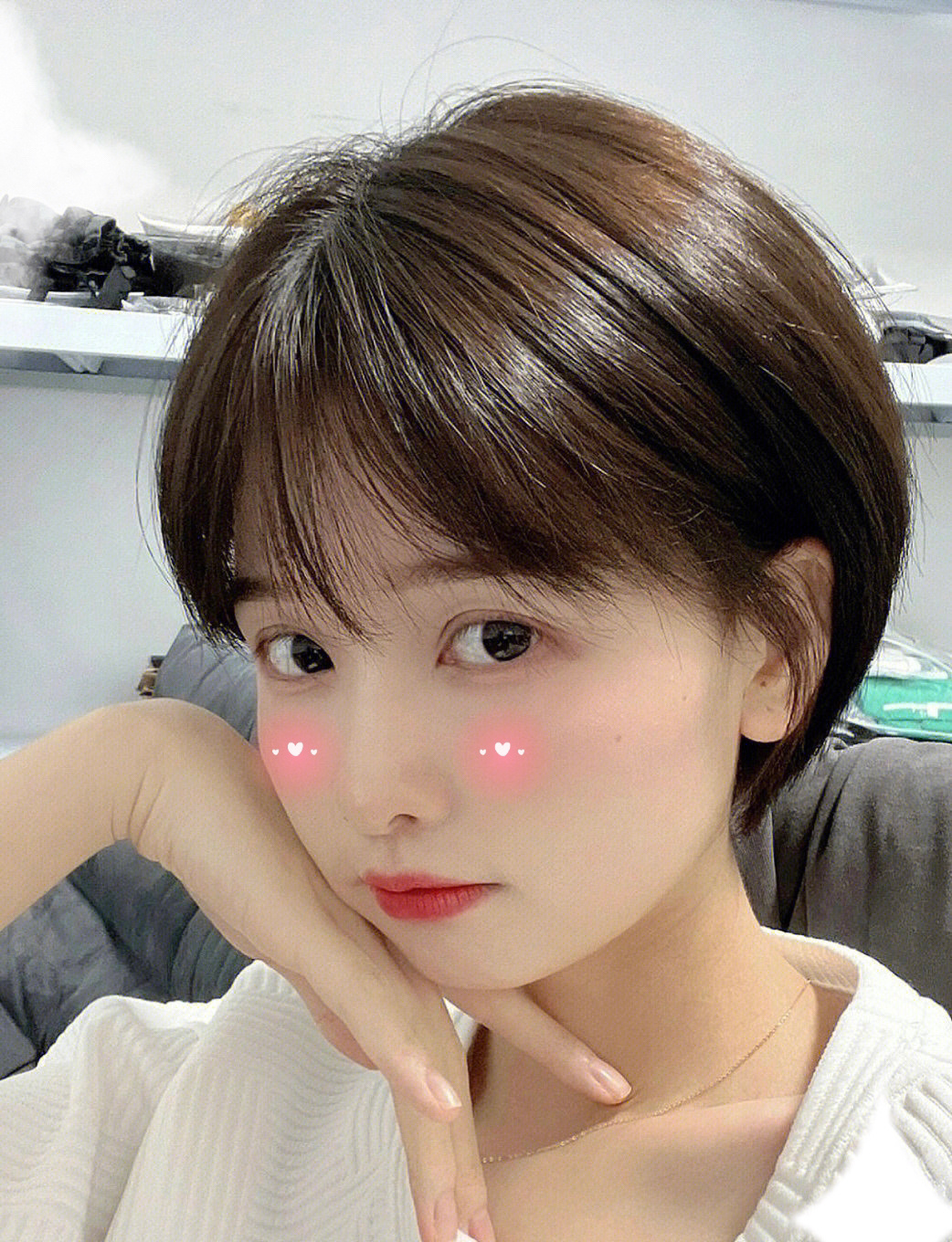 炒鸡减龄啊 圆脸方脸都适合修脸型蓬松感 足的直短发～搭配冷棕色少女