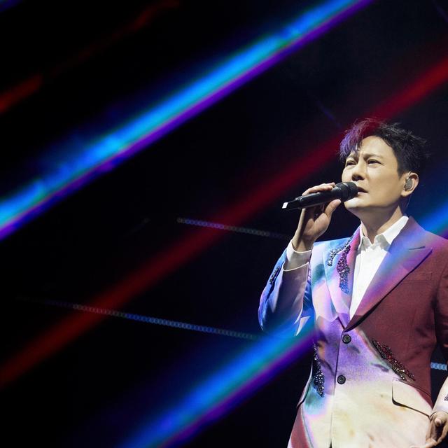 张信哲,被誉为"情歌王子",凭借他独有的柔和嗓音和多样化的音乐作品
