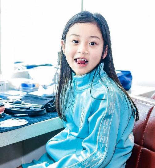 8岁甜馨登台走秀,台风稳健毫不怯场,李小璐全程陪同尽显母爱_女儿