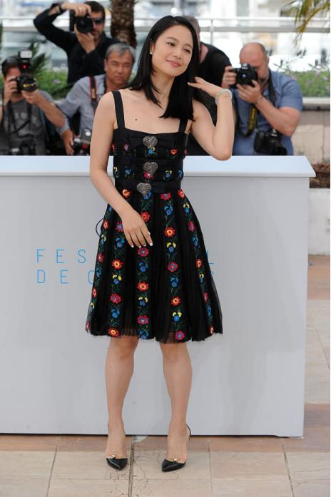 周韵的熟女韵味无敌了,一袭黑色吊带连衣裙配玉手镯,身材好窈窕