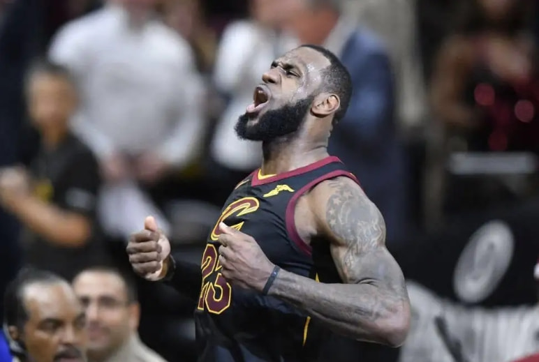 nba手势(詹姆斯最经典的五个庆祝动作:霸王步潇洒无比,捶胸怒吼太霸气