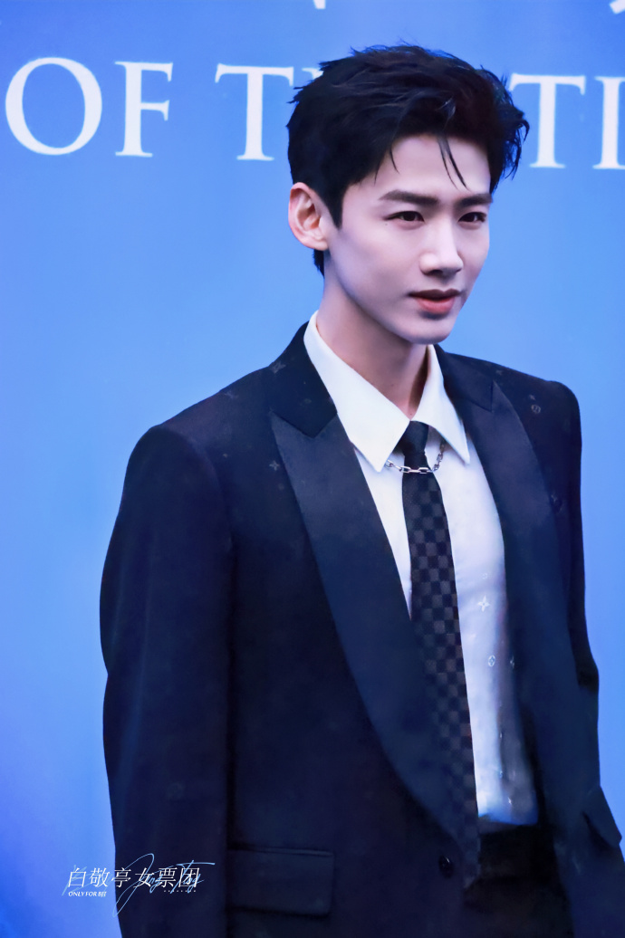 白敬亭黑西服造型