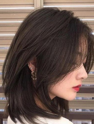 2022中碎发发型图片女 显出个人气质的女生发型