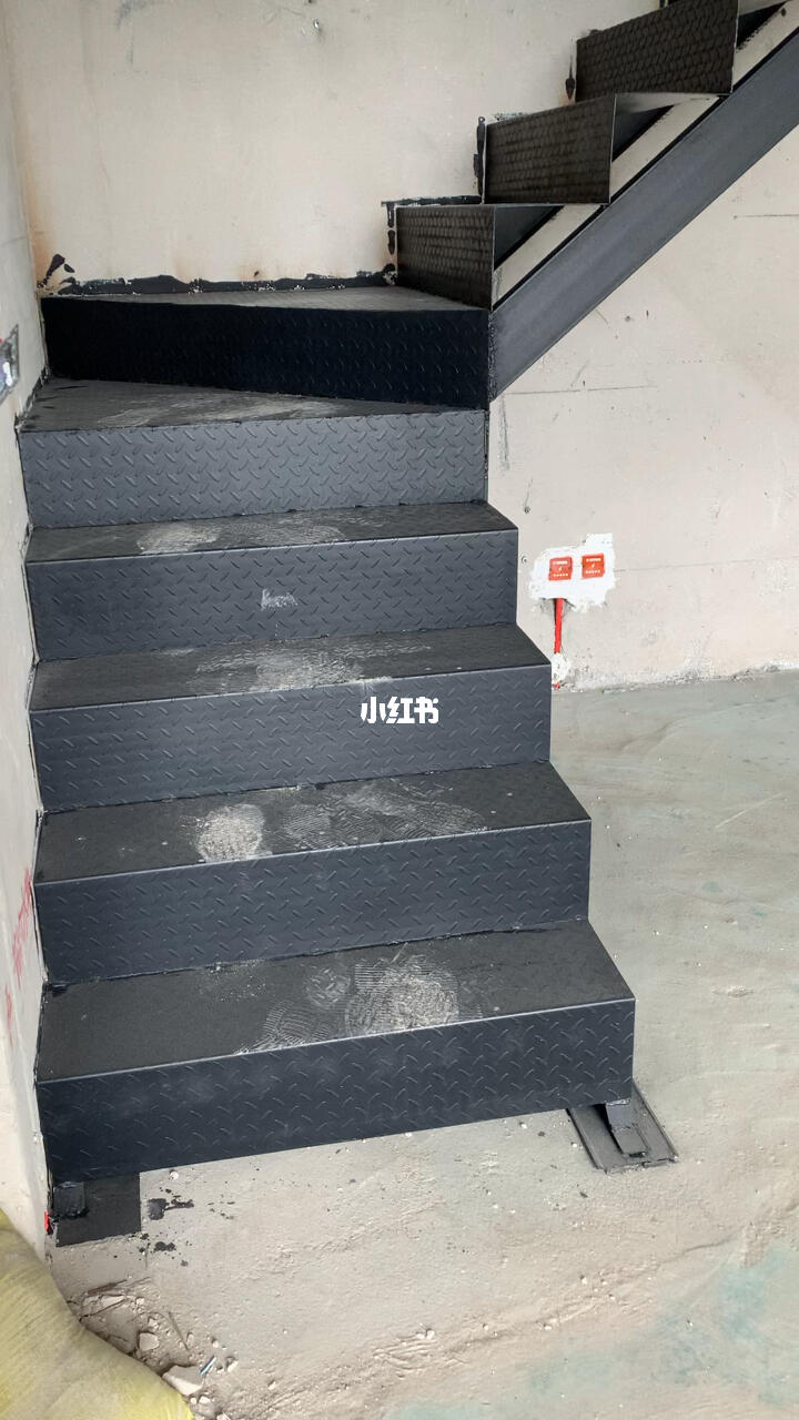 新做好的楼梯上下特别舒适,步数合理,中间转角由原来的3蹬变成2大蹬