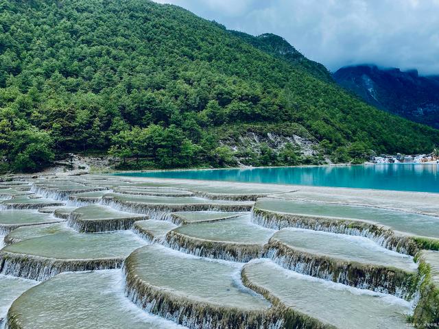 蓝月谷:云南的"小九寨沟",美景如画