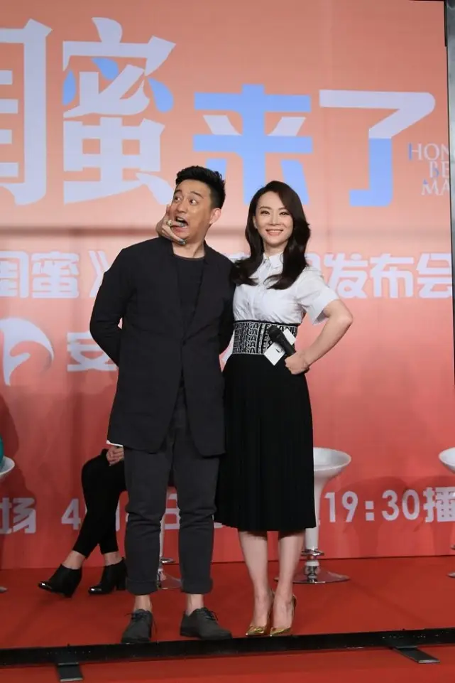 陈数和黄磊搂脖的时候真洒脱虽然穿得挺文艺的但却并不稳重