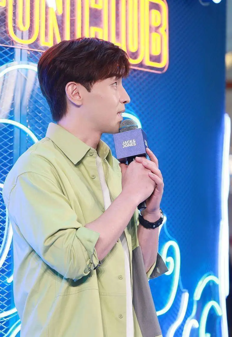 邓伦少年感穿搭又出圈了绿色衬衫当外套一点都不死板气质绝了