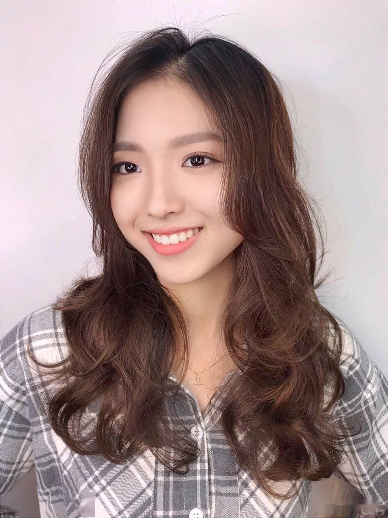 女人一过35岁发型就选烫卷卷洋气时尚很美满