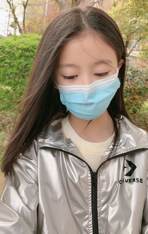 曾因太美被禁止整容的9岁童模,今穿原谅绿匡威出门,腿长逆天